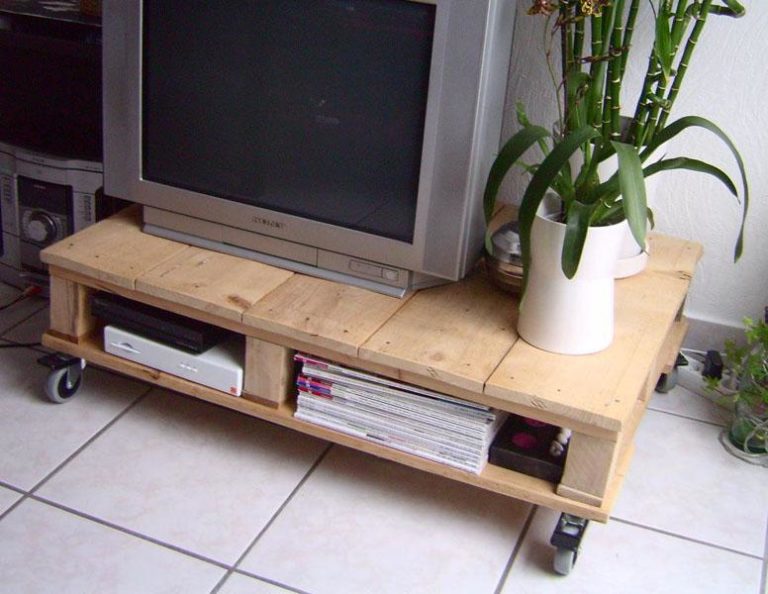 Pallets can also be used to create a TV unit.