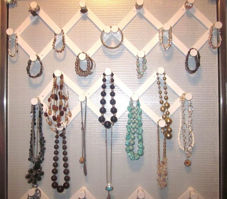 Cheap Dollar Store Jewelry Organizer.