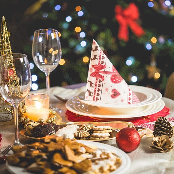 Make the Christmas table even more beautiful by creatively folding your towels!