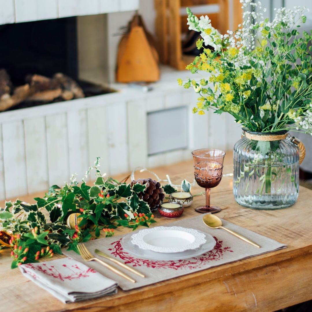 Who loves to dress their table for Christmas Dinner.