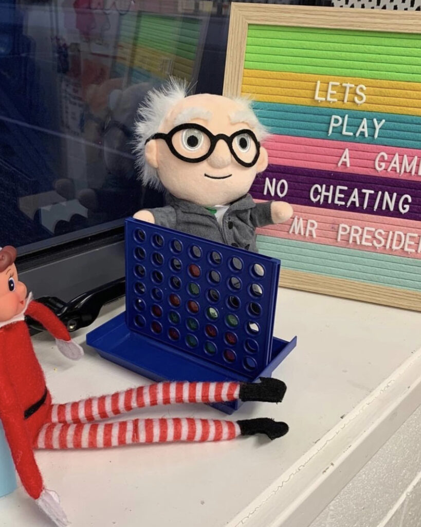 Elf plays connect four with Einstein