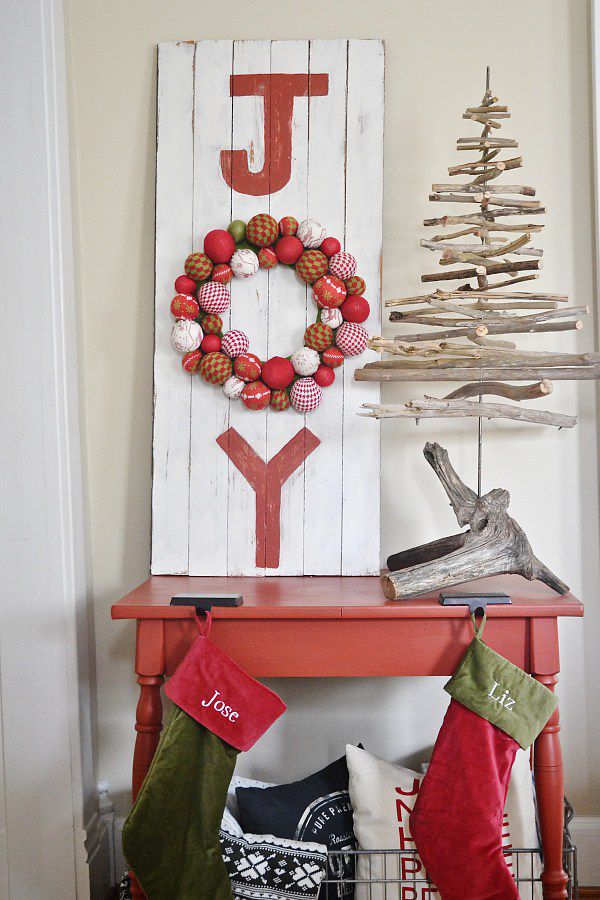 Awesome DIY joy sign using wreath