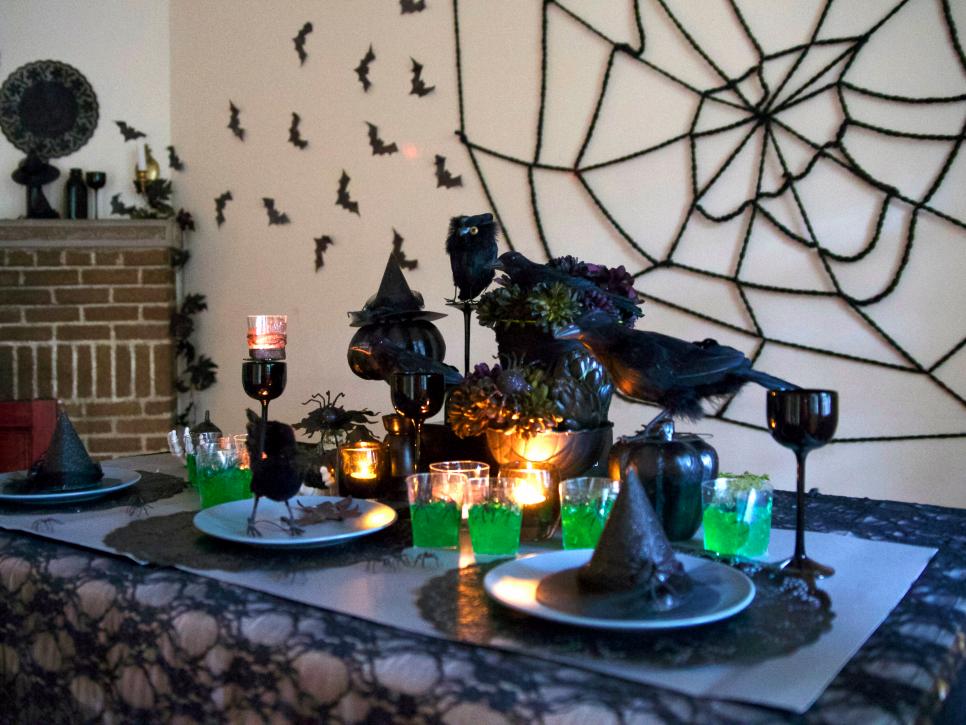 Spooky Halloween table decor for party