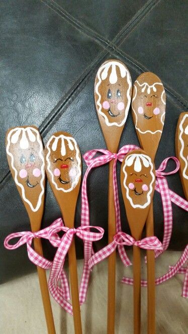 Awesome idea to decorate spoons as gingerbread. 