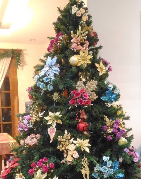 Beautiful floral Christmas tree decor you must try this year.