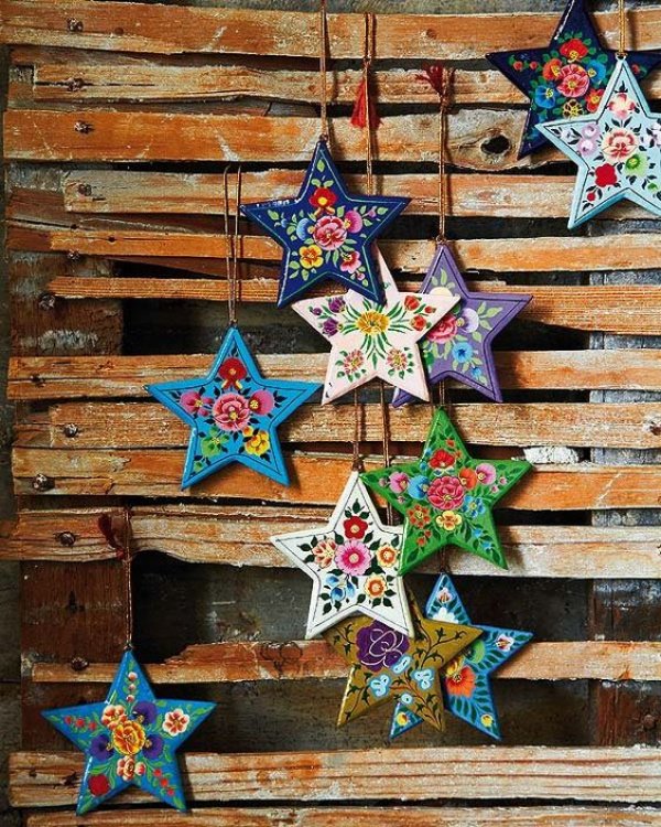 Beautiful star-shaped bohemian-style Christmas ornaments.