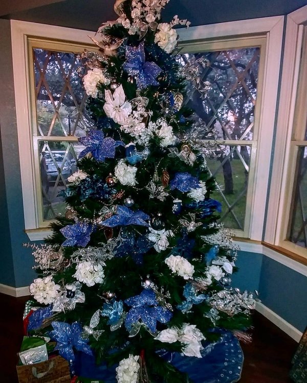 Blue and white artificial flowers are used to decorate Christmas trees