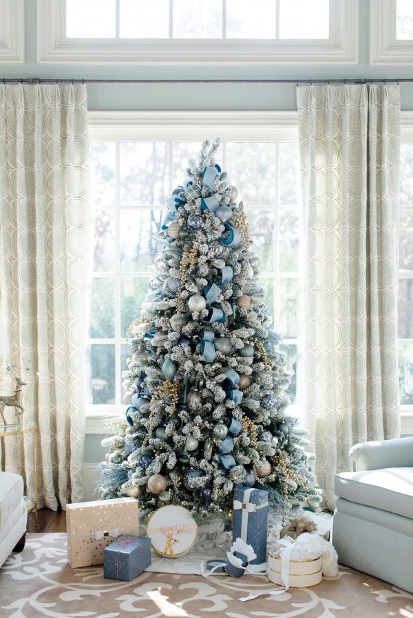 Chic blue and grey Christmas tree decor idea. 