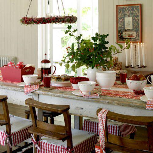 Dashing Christmas dining room decoration idea.