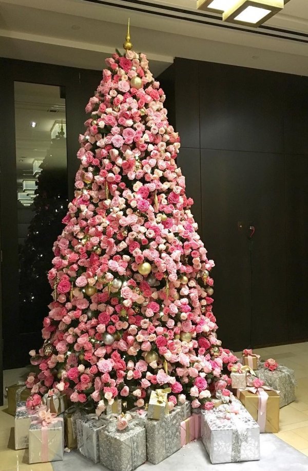 Dazzling pink roses decor idea on Christmas tree