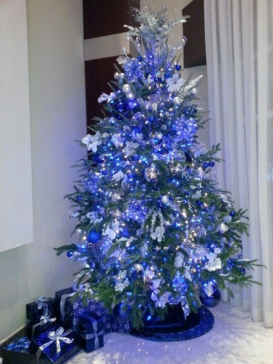 Lovely all-in-blue vintage Christmas tree. 