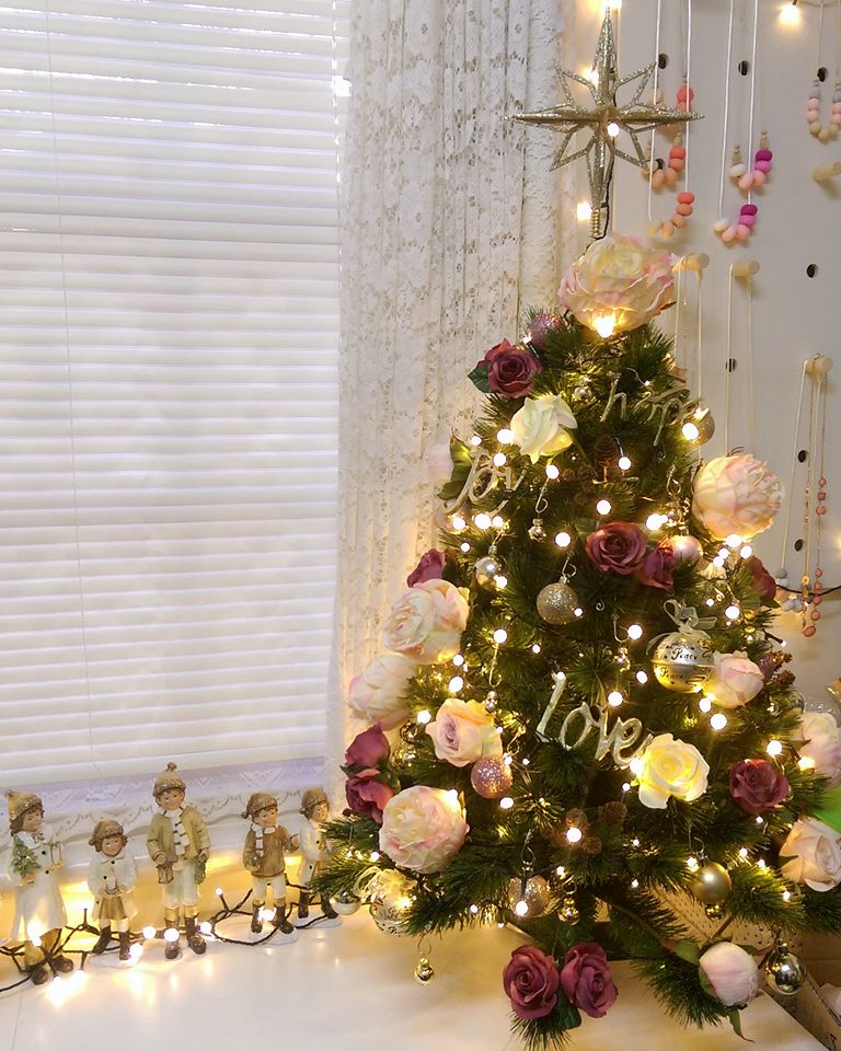 Magical floral Christmas tree decor