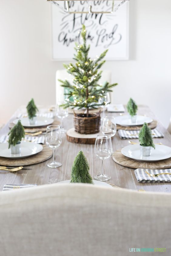 Natural Christmas dining room decoration.