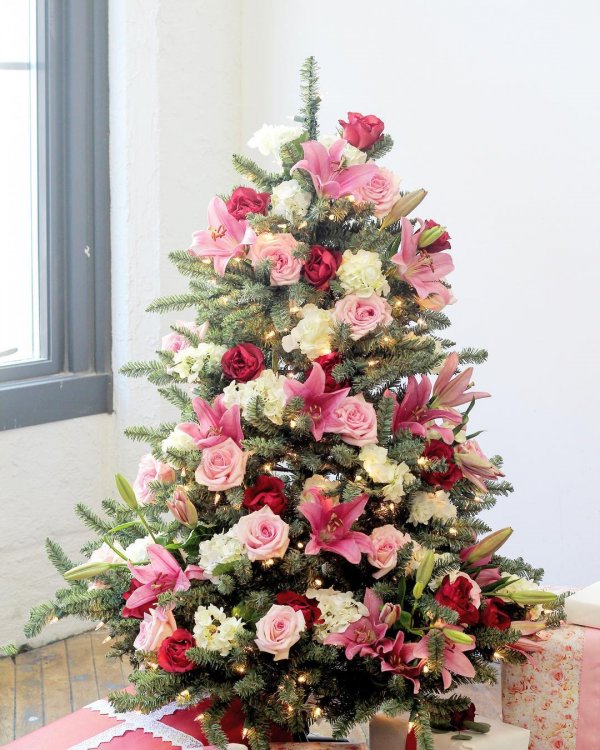 Pink roses and lillies look fabulous on this Christmas tree