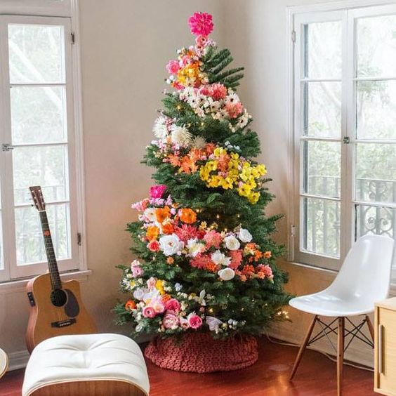 Pretty floral Christmas tree decor idea