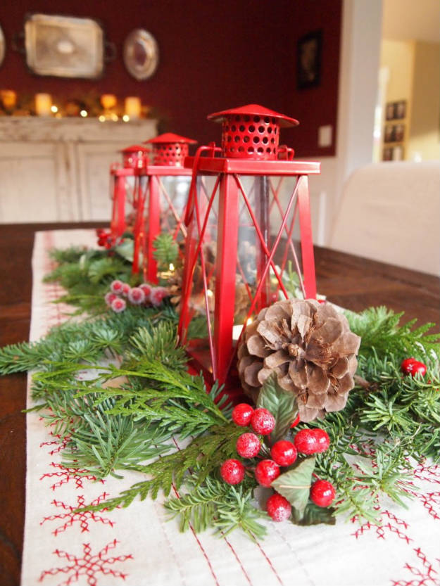 Red lanterns with fresh leaves of pine trees or cypresses and acorns are used as centerpieces.