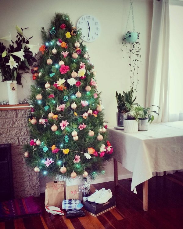 Simple floral tree decoration with ornaments