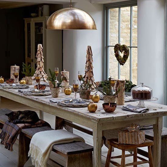 Stunning rustic touch Christmas decoration idea for the dining area.