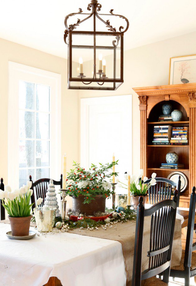 Traditional rustic touch dining room decoration at Christmas.