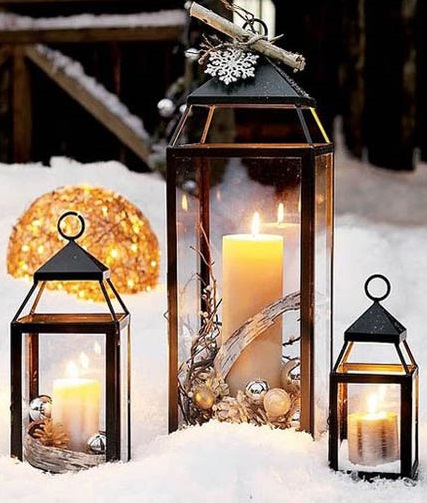 Versatile Christmas outdoor lantern decor idea.