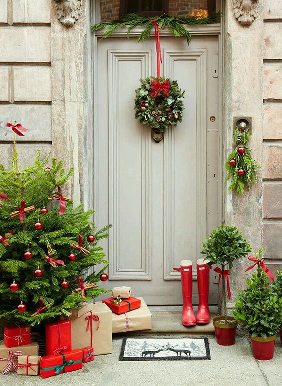 Awesome front porch decor with wreath, leaves and red shoes