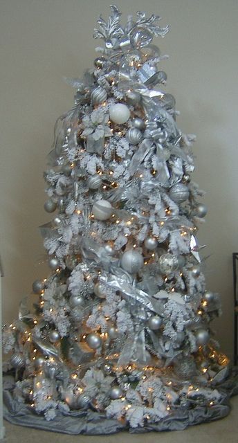 A chic silver and white Christmas decoration idea. 