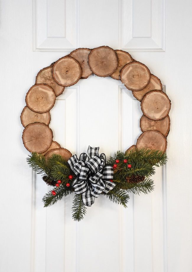 Classic wood slice wreath with bows and berries