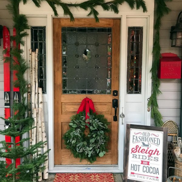 Cottage style front porch decor for Christmas. 