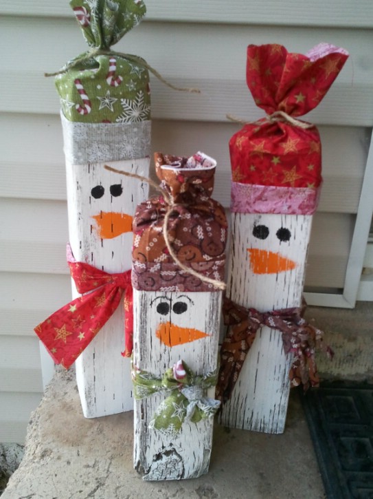 Gorgeous beam snowmen painted in white and decorated burlap