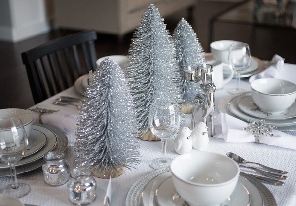 Gorgeous silver and white theme Christmas table decoration idea. 