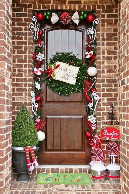 Impressive candy theme porch decoration with small Christmas tree and garland