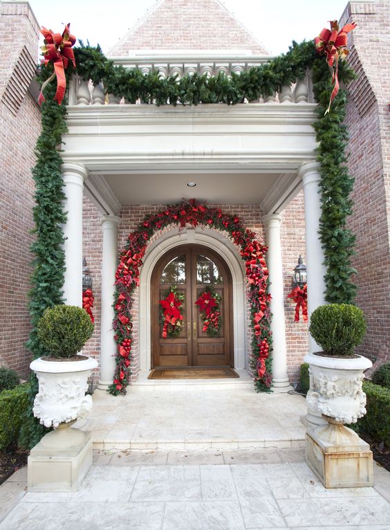 Incredible red and green theme porch decoration for Christmas