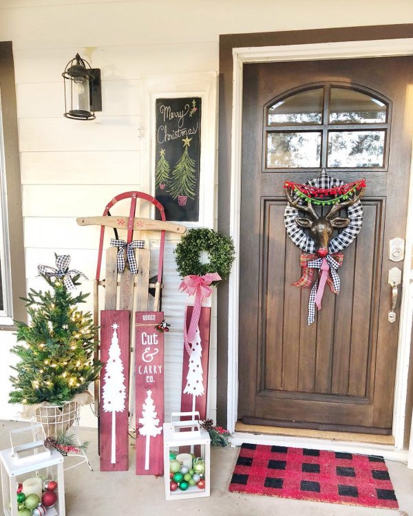 Reindeer in wreath with pallet board decor idea