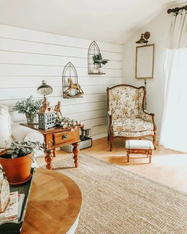 Shiplap Farmhouse Living Room Décor