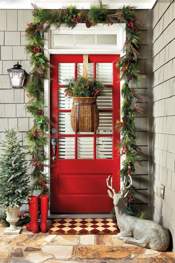 Stunning Christmas porch decoration