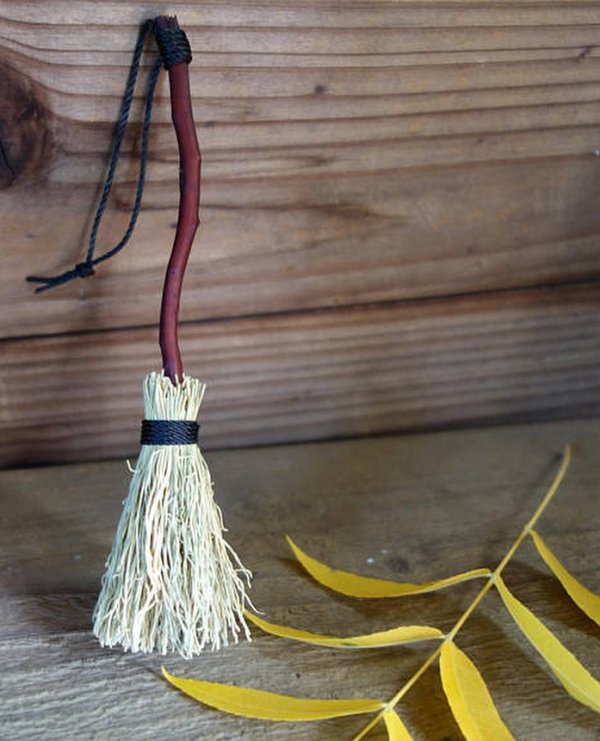 Stunning Harry Potter quidditch broom ornament.