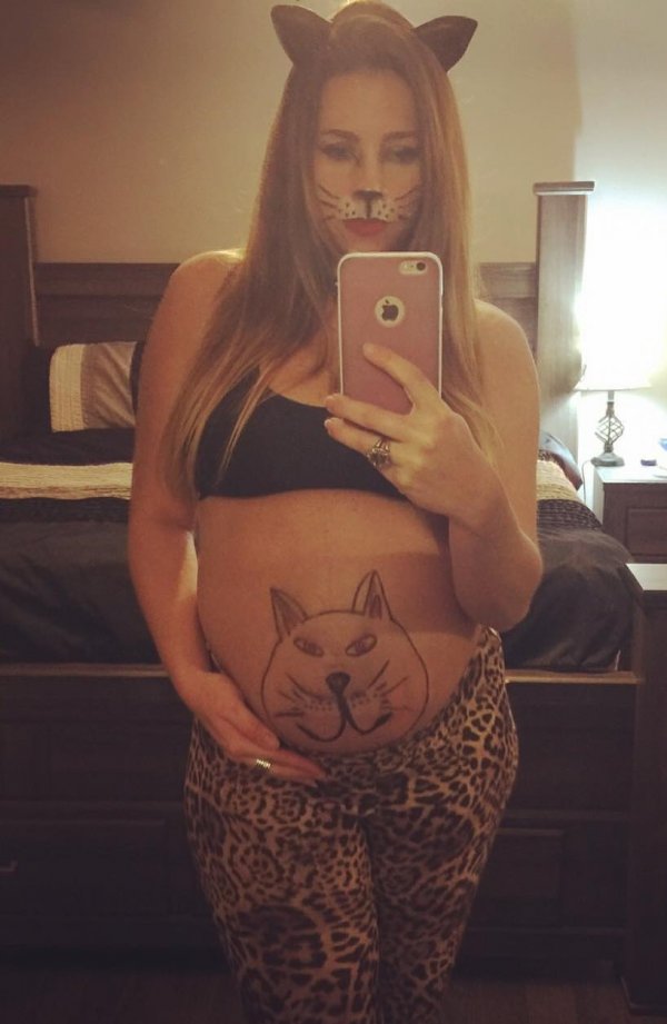 Chic Kitty baby bump.