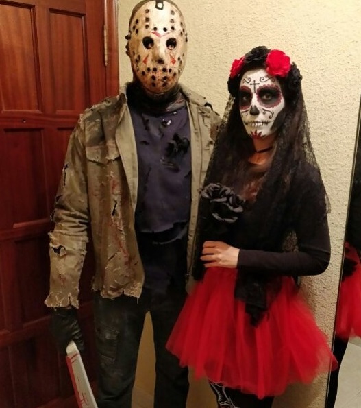 Nice skull couple costume for Halloween party.