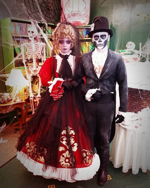 Skeleton makeup Halloween busker costume for the couple.