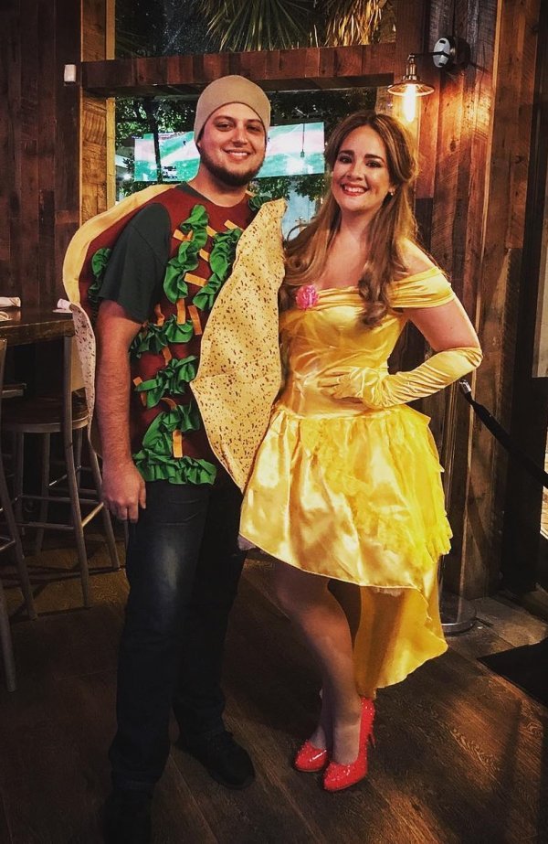 Stunning Taco Bell fast food couple outfit idea.