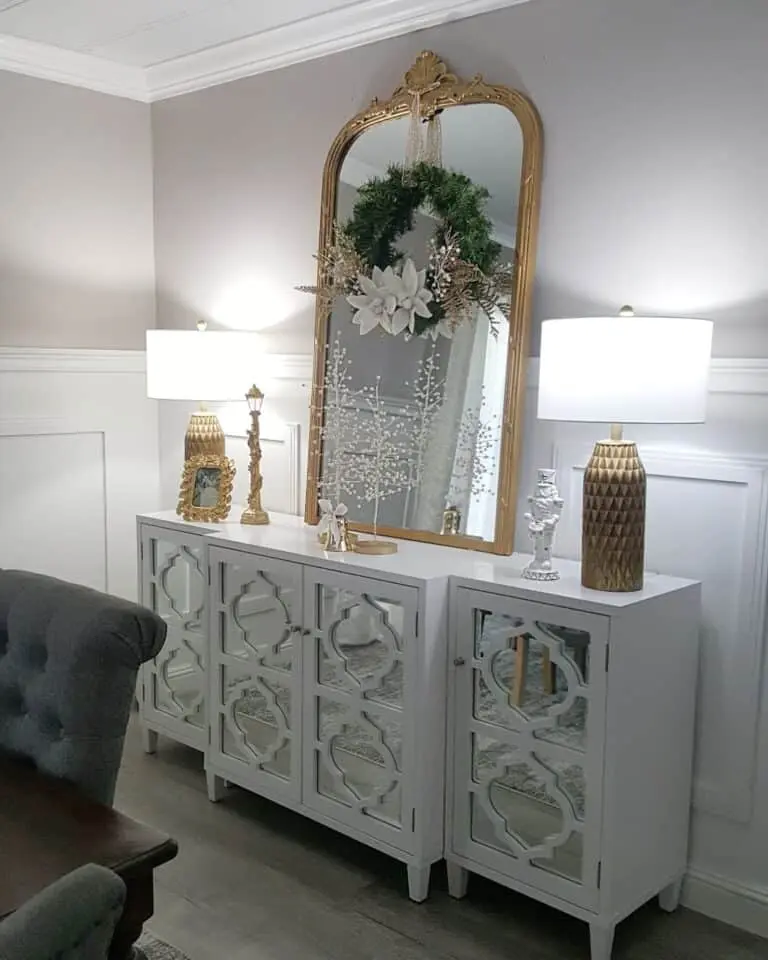 Mirrored Cabinets Embellish a Console Table